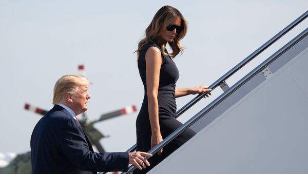 Президент США Дональд Трамп и первая леди Меланья Трамп поднимаются по трапу в самолет президента, Техас - Sputnik International