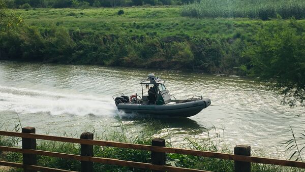 A U.S. Border Patrol boat navigates the Rio Grande  - Sputnik International
