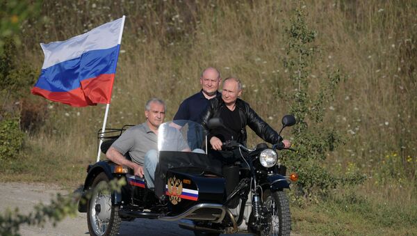 Putin Rides Ural Motorcycle in Crimea - Sputnik International
