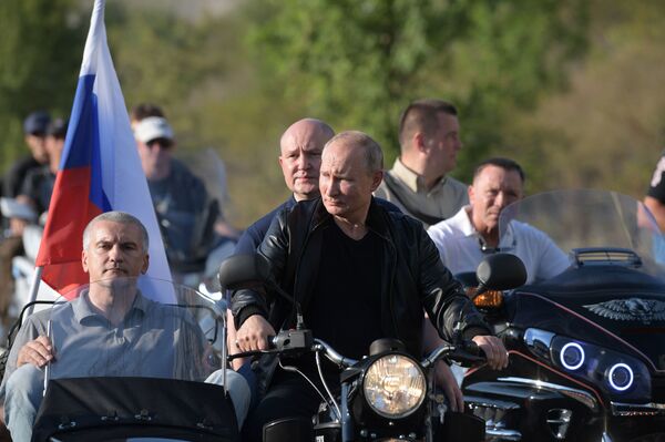 Putin Rides Legendary Ural Motorcycle at Bike Show in Crimea (Photos) - Sputnik International