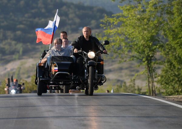 Putin Rides Legendary Ural Motorcycle at Bike Show in Crimea (Photos) - Sputnik International