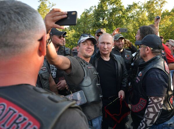 The Russian president taking a selfie with the bike-show participants. - Sputnik International