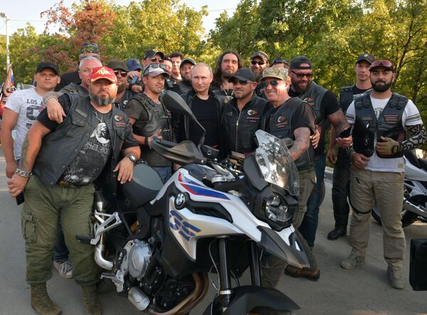 President Putin takes a photo with the bike-fest's participants. - Sputnik International