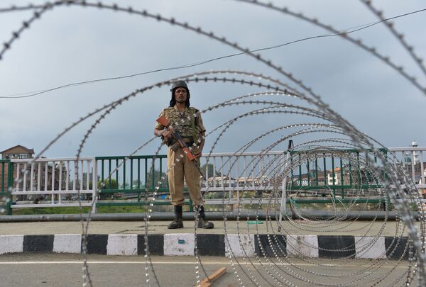 Indian, Pakistani Military Exchange Heavy Fire Along LoC in Kashmir, 10 Reported Dead Indian, Pakistani Military Exchange Heavy Fire Along LoC in Kashmir, 10 Reported Dead - Sputnik International