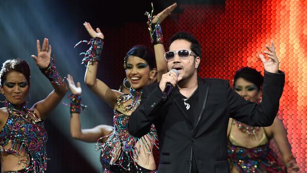 Bollywood singer Mika Singh performs on stage at the Mid Florida Credit Union Amphitheater during the IIFA Magic of the Movies show on the third day of the 15th International Indian Film Academy (IIFA) Awards in Tampa, Florida, April 25, 2014 - Sputnik International