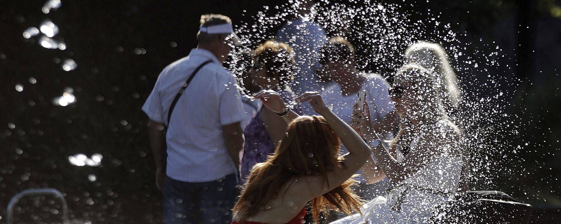 A woman cools off in a public fountain in front of the Sforza Castle in Milan, Italy, Friday, July 26, 2019 - Sputnik International, 1920, 25.06.2022