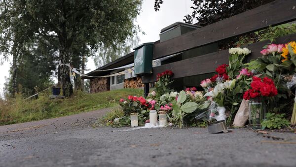Flowers dedicated to the late stepsister of a suspected gunman, who attacked Al-Noor Islamic Centre Mosque, are seen outside their house in Baerum outside Oslo, Norway, 12 August, 2019. - Sputnik International
