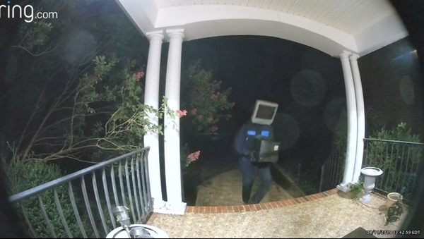 Individual wearing a TV set as a mask/helmet delivered televisions to people's front doors in Virginia - Sputnik International