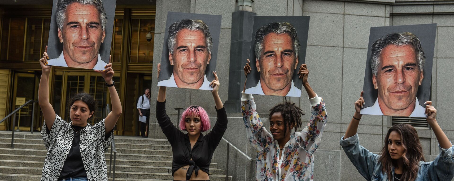 In this file photo taken on July 8, 2019, a protest group called Hot Mess hold up photos of Jeffrey Epstein in front of the Federal courthouse on July 8, 2019 in New York City. - Sputnik International, 1920, 14.08.2019