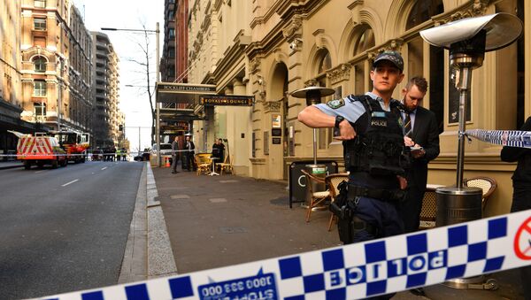Police gather at the crime scene after a man stabbed a woman and attempted to stab others in central Sydney on August 13, 2019, before being pinned down by members of the public and detained by police. - Police said the woman was in a stable condition and there were no immediate reports of other injuries, despite a number of attempted stabbings by the same offender. - Sputnik International