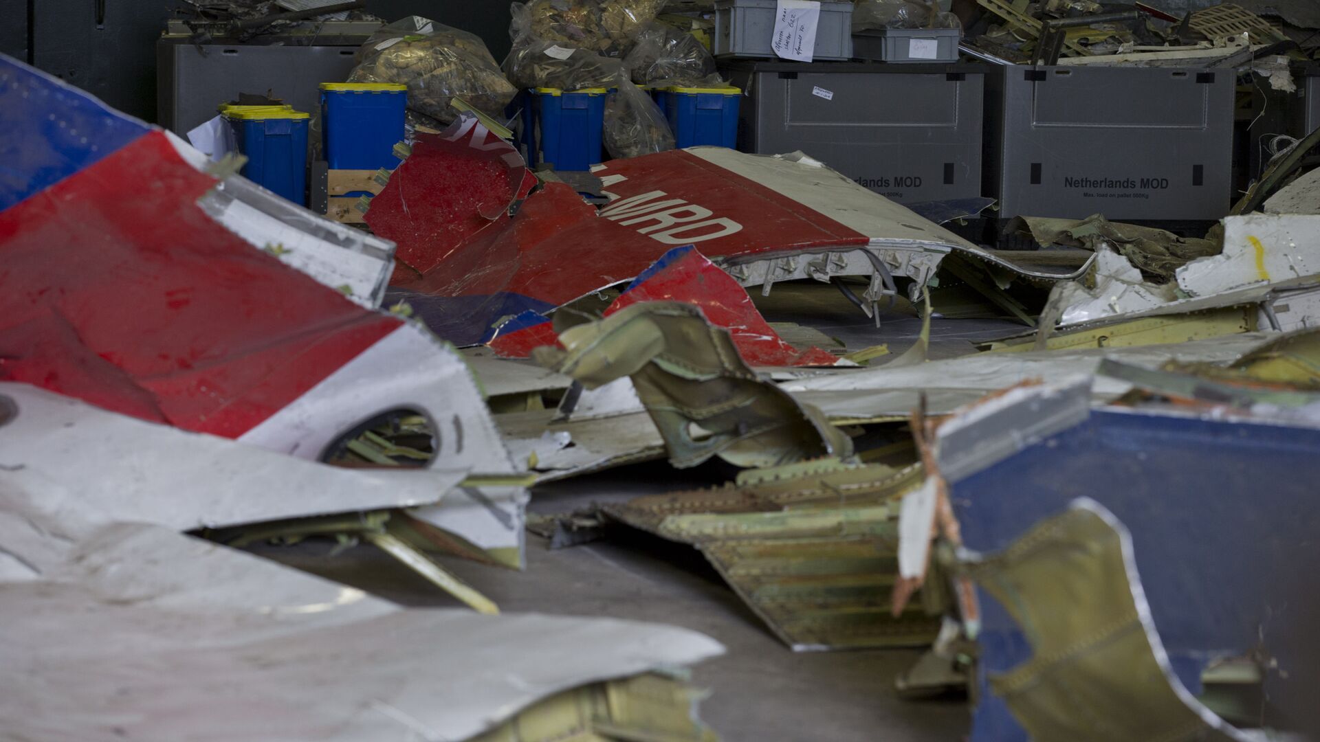 In this March 3, 2015 file photo parts of the wreckage of the Malaysia Airlines Flight 17 are displayed in a hangar at Gilze-Rijen airbase, Netherlands. - Sputnik International, 1920, 06.09.2021