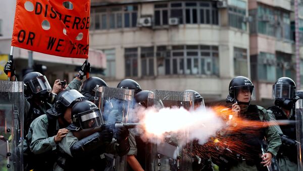 Полиция Гонконга применяет слезоточивый газ для разгона протестующих - Sputnik International