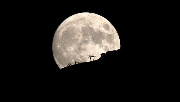A ski lift at the Kalavrita ski centre on Mount Helmos is silhouetted as the moon rises - Sputnik International