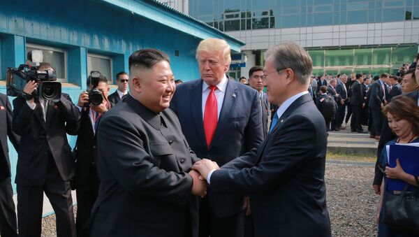 North Korea's leader Kim Jong Un (L) meeting South Korea's President Moon Jae-in (R) - Sputnik International