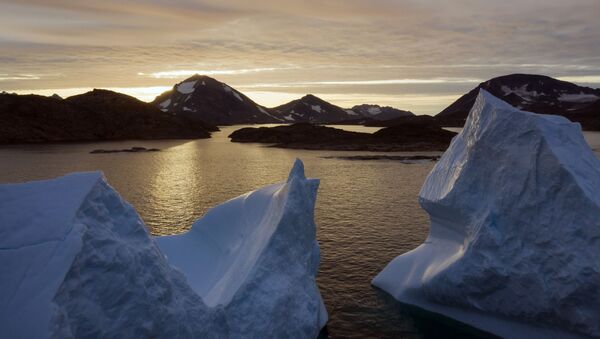 An aerial view of large Icebergs floating as the sun rises near Kulusuk, Greenland. - Sputnik International