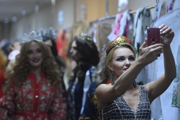 One of the beauties taking a selfie while wearing a crown with traditional Russian ornaments. - Sputnik International