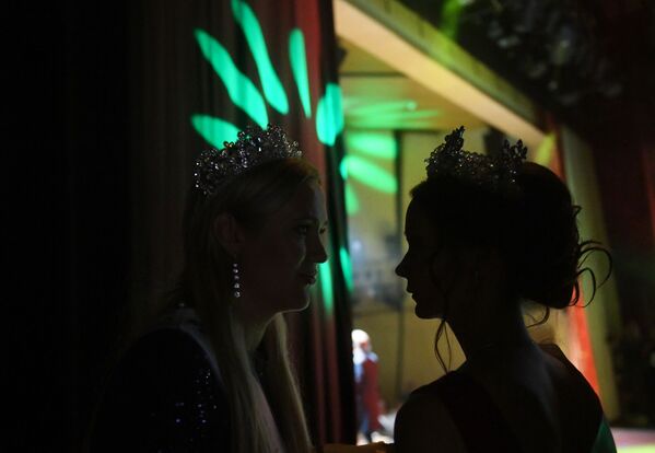 Two pageant participants talking to each other backstage. - Sputnik International