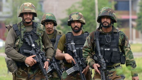 Pakistani soldiers walk from a site after an operation against suspected militants in Peshawar on April 16, 2019 - Sputnik International