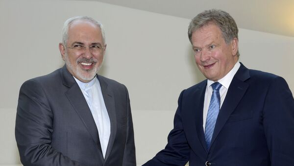 Iran's Foreign Minister Mohammad Javad Zarif, left, shakes hands with  Finland's President Sauli Niinisto at the Presidential residence Mantyniemi in Helsinki, Finland on Tuesday May 31, 2016. - Sputnik International