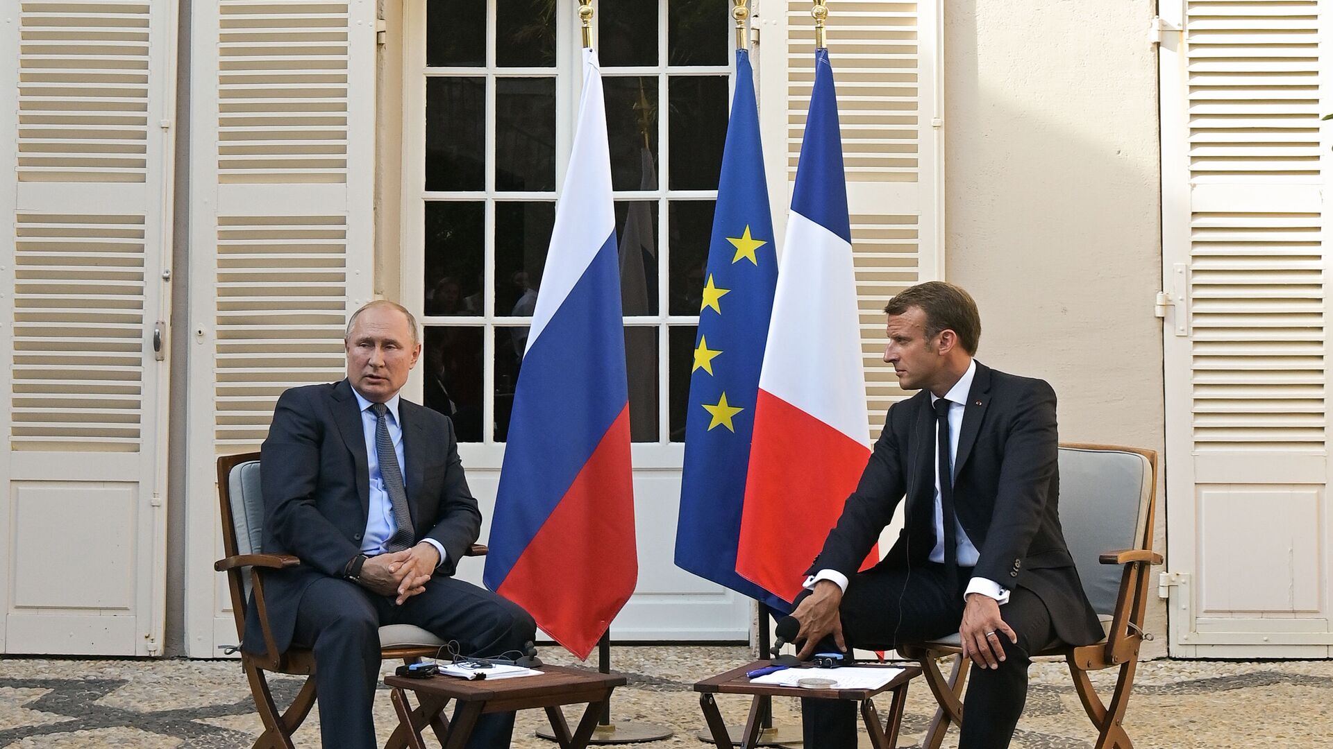 Russian President Vladimir Putin and French President Emmanuel Macron - Sputnik International, 1920, 12.02.2022