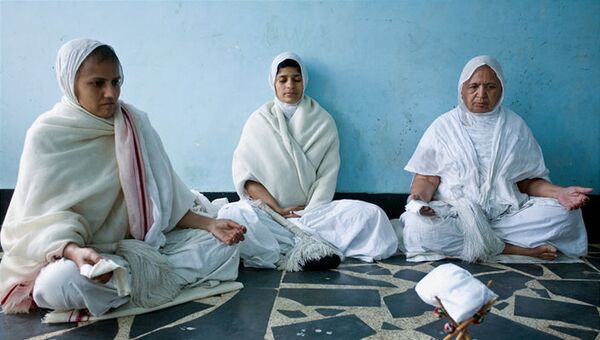 Jain nuns meditating - Sputnik International