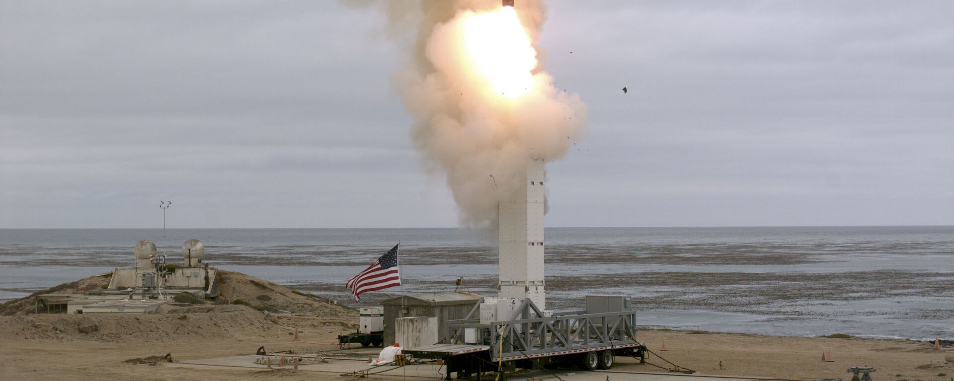 This US Department of Defense (DOD) handout photo shows on August 18, at 2:30 p.m. Pacific Daylight Time, when the Defense Department conducted a flight test of a conventionally configured ground-launched cruise missile at San Nicolas Island, California. - The test missile exited its ground mobile launcher and accurately impacted its target after more than 500 kilometers of flight. Data collected and lessons learned from this test will inform DOD's development of future intermediate-range capabilities.  - Sputnik International, 1920, 13.06.2021