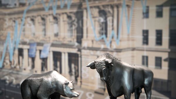 A miniature version of bull and bear are seen in front of the Frankfurt stock exchange  at the German Money Museum of the Deutsche Bundesbank - Sputnik International