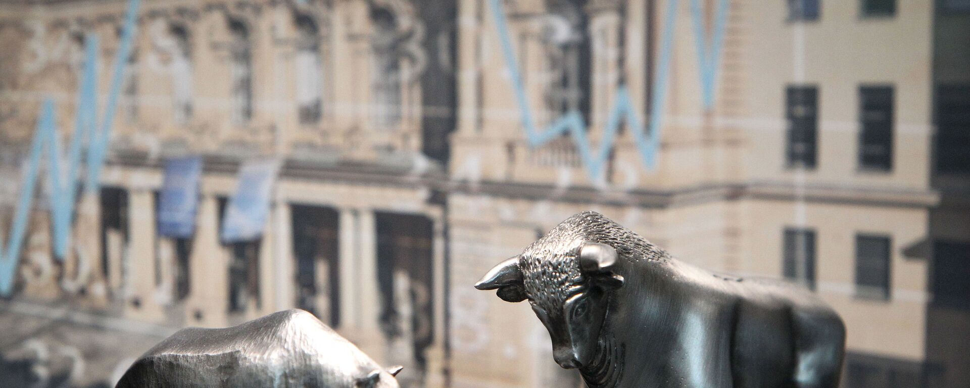 A miniature version of bull and bear are seen in front of the Frankfurt stock exchange  at the German Money Museum of the Deutsche Bundesbank - Sputnik International, 1920, 13.07.2023