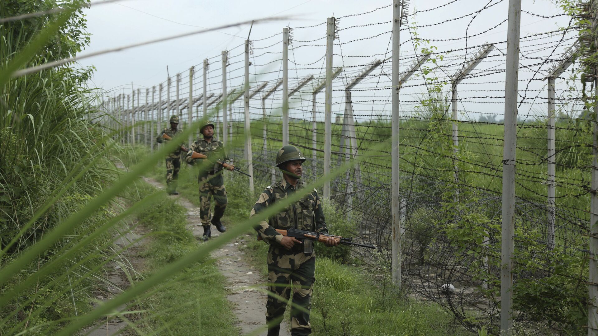 India's Border Security Force (BSF) soldiers patrol near the India Pakistan border fencing at Garkhal in Akhnoor, about 35 kilometers (22 miles) west of Jammu, India, Tuesday, Aug.13, 2019 - Sputnik International, 1920, 03.10.2021