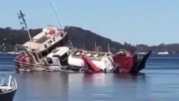 A barge capsizes off Sydney - Sputnik International