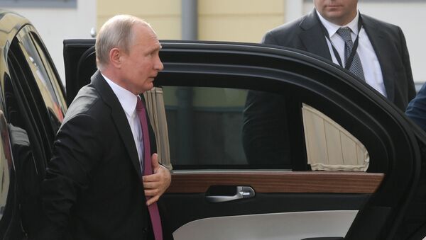 Russian President Vladimir Putin leaves his limousine before a meeting with Finnish President Sauli Niinisto, in Helsinki, Finland. - Sputnik International