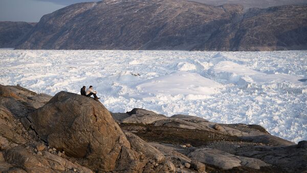 Студенты нью-йоркского университета сидят на скале с видом на ледник Хельхейм в Гренландии - Sputnik International