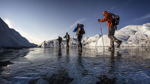 Petr Kraus and friends walk on the Ice Cap in Greenland - Sputnik International