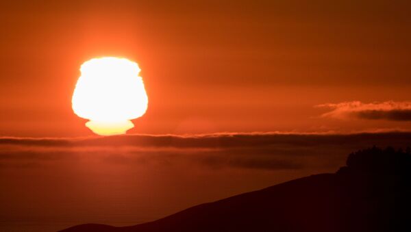 Setting sun, distorted through atmospheric layers. - Sputnik International