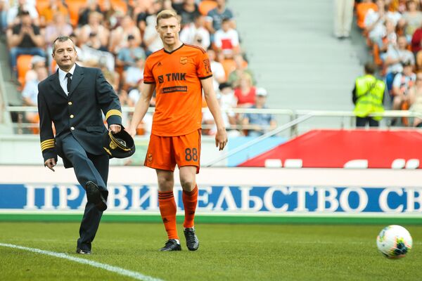 Damir Yusupov, the captain of the Ural Airlines Airbus A321, kicks a ball during a game at the 6th Russian Football Championship. Pavel Pogrebnyak, a striker for FC Ural Yekaterinburg (on the right). Before the match a ceremony to honor the crew of the Ural Airlines Moscow-Simferopol flight took place. On 15 August, Yusupov and his co-pilot landed a passenger plane in a cornfield after the jetliner’s engines were knocked out by birds. - Sputnik International