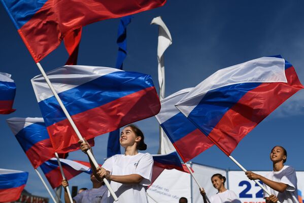 Girls holding Russian flags during celebrations of the National Flag Day in Novosibirsk - Sputnik International