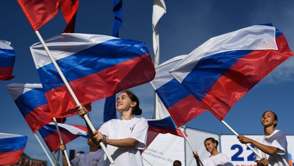 Girls holding Russian flags during celebrations of the National Flag Day in Novosibirsk - Sputnik International