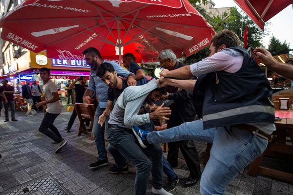A protester is detained by police during a demonstration against the replacement of Kurdish mayors with state officials in three cities, on August 20, 2019, in Istanbul. - Sputnik International