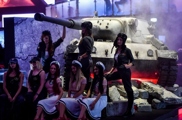 Dressed girls stand on a tank during the Video games trade fair Gamescom in Cologne, western Germany, on August 21, 2019.  - Sputnik International