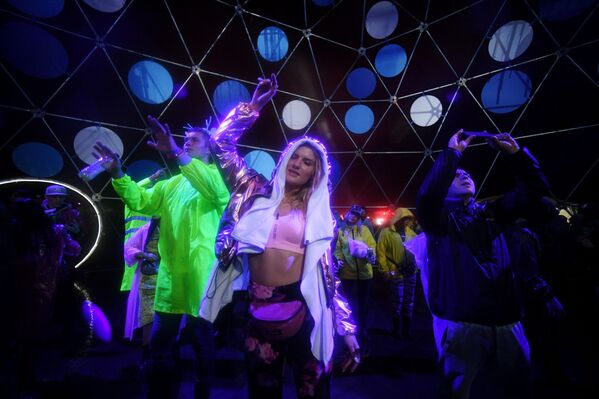 Visitors at the Alfa Future People contemporary music and technology festival in Russia's Nizhny Novgorod region. - Sputnik International
