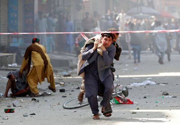 A man caries a wounded person to the hospital after a blast in Jalalabad, Afghanistan August 19, 2019.  - Sputnik International