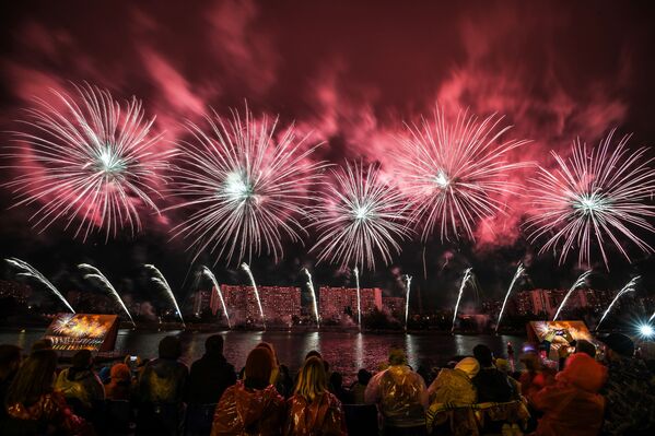 A salute show during the 'Rostech' international festival of fireworks in Moscow. - Sputnik International