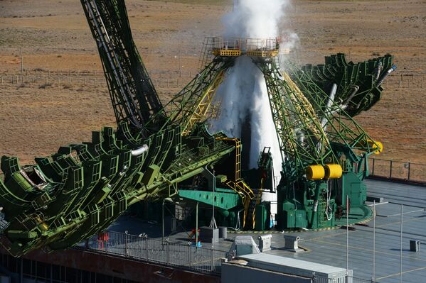 Soyuz-2.1a carrier rocket and the Soyuz MS-14 piloted spacecraft before the launch from the spaceport - Sputnik International