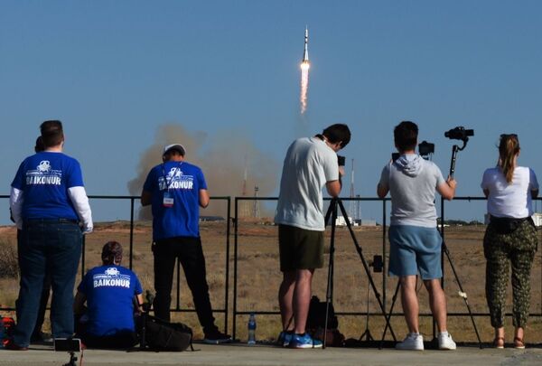 Journalists watch the launch of the Soyuz-2.1a carrier rocket with the piloted Soyuz MS-14 vehicle from the Baikonur spaceport. - Sputnik International