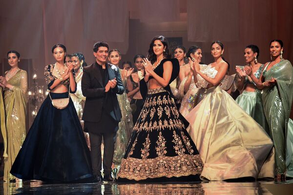 Designer Manish Malhotra (3R) greets the audience after presenting his creations at Lakme Fashion Week (LFW) Winter-Festive 2019 as Bollywood actress Katrina Kaif (C) and other models applaud in Mumbai on 20 August 2019. - Sputnik International