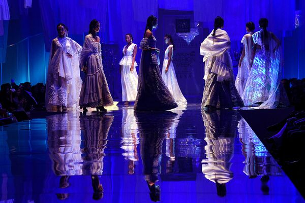In this picture, taken on 20 August 2019, models present creations by designer Manish Malhotra at Lakme Fashion Week (LFW) Winter-Festive 2019 in Mumbai. - Sputnik International