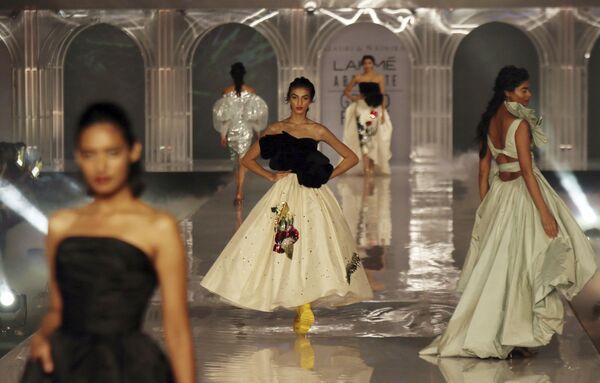 Models walk the ramp during a grand finale show displaying the collection of designer Gauri & Nainika at Lakme Fashion Week in in Mumbai, India, Sunday, 25 August 2019. - Sputnik International