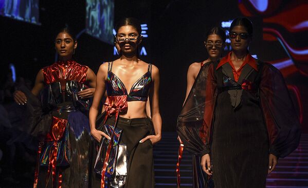Models present creations by designer Bloni during a fashion show at Lakme Fashion Week (LFW) Winter-Festive in Mumbai on 24 August 2019. - Sputnik International
