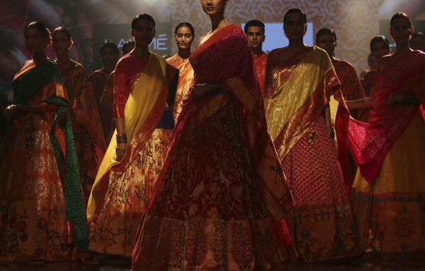 Models display creations by Gaurang during the Lakme fashion week in Mumbai, India, Friday, 23 August 2019. - Sputnik International