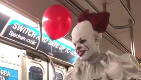 A magician dressed as Pennywise the clown from the Stephen King horror flick “It” strolled through a Manhattan L train - Sputnik International